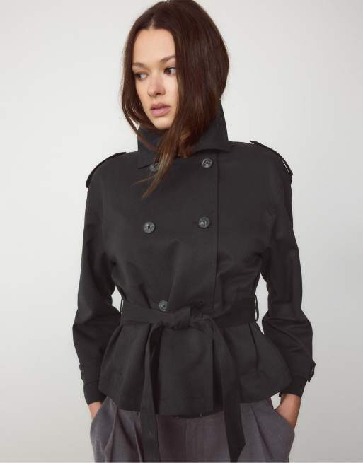 Stradivarius – Cropped Trenchcoat in Schwarz mit Gürtel, 3 von 4