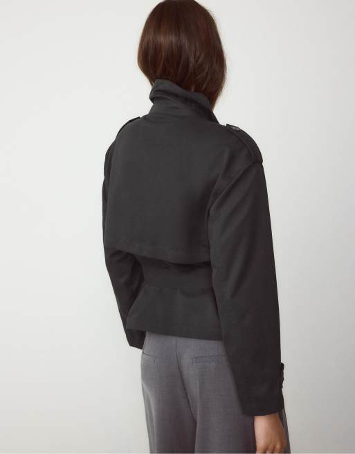 Stradivarius – Cropped Trenchcoat in Schwarz mit Gürtel, 4 von 4