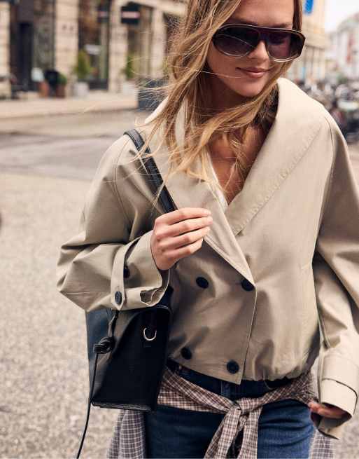 Stradivarius cropped trenchcoat med sjalskrave i stone, 2 af 7