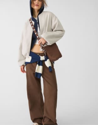 Stradivarius - Crossbody tas van imitatiesuède met riem in bruin - view 1