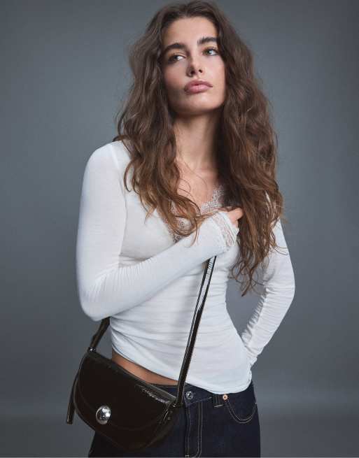 Stradivarius crossbody-taske med halvkugleformet lås i sort, 2 af 4