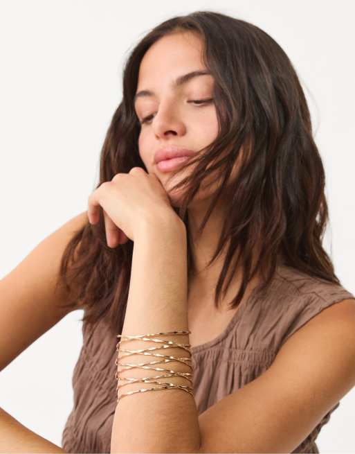 Stradivarius crossover arm cuff in gold, 2 of 3