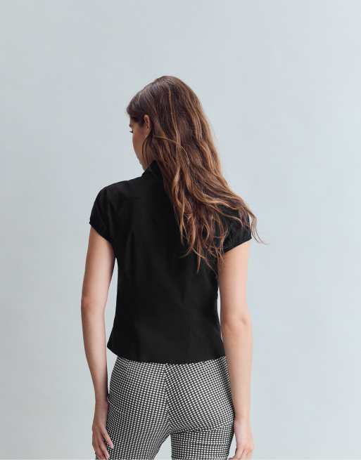 Stradivarius Cut-out short sleeve shirt in black, 3 of 7