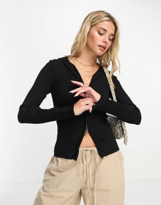 Stradivarius – Czarny prążkowany top zapinany na dwustronny suwak 