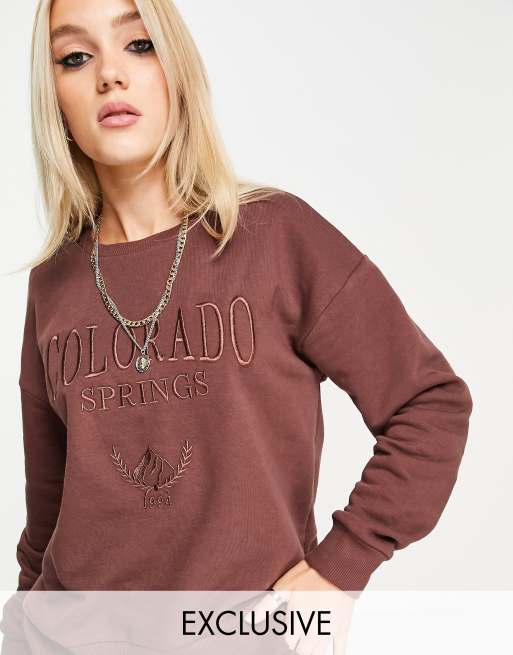 Stradivarius – Czekoladowa bawełniana bluza z napisem „Colorado” w uczelnianym stylu – BROWN