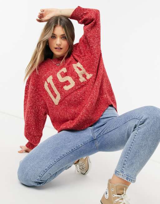 Stradivarius – Czerwony sweter z napisem „USA”