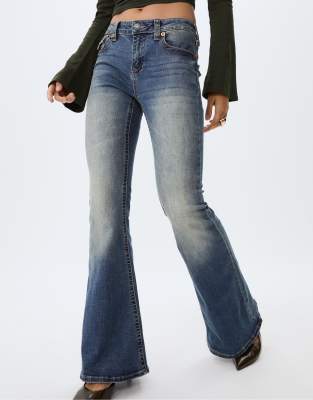 Stradivarius - D04 - Jean évasé à taille basse - Bleu jean moyen délavé