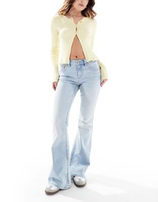 Stradivarius - D04 - Schlagjeans aus blauem Denim mit niedrigem Bund