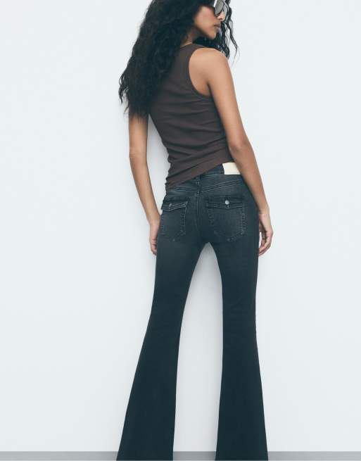 Stradivarius – D04 – Schlagjeans in verwaschenem Schwarz mit niedrigem Bund, 3 von 4