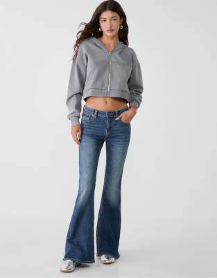 Stradivarius - D04 - Schlagjeans mit niedrigem Bund, weitem Bein und mittlerer Denim-Waschung-Blau