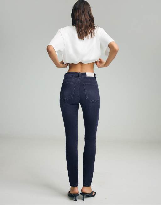 Stradivarius D07 regular waist skinny jeans in middenblauwe denimwassing, 3 van 7