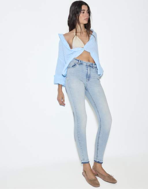 Stradivarius – D07 – Skinny Jeans mit mittelhohem Bund aus mittel- bis hellblauem Denim, 5 von 7