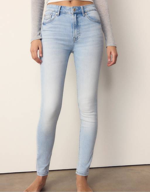 Stradivarius – D07 – Skinny Jeans mit mittelhohem Bund aus mittel- bis hellblauem Denim, 2 von 4