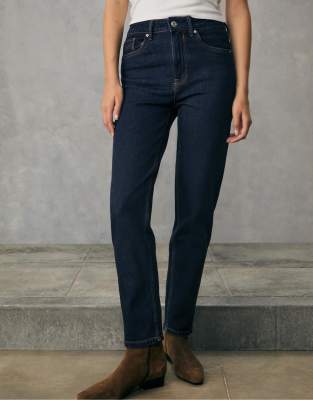 Stradivarius - D10 - Mom-Jeans in blauer Rinse-Waschung mit schmalem Schnitt