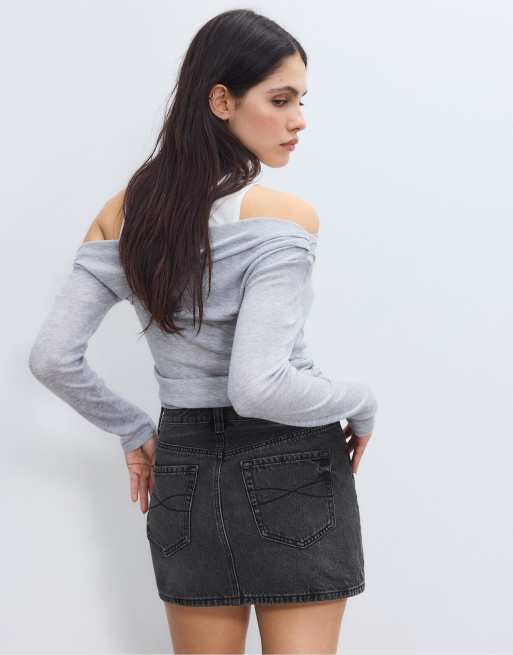 Stradivarius D60 basic denim mini skirt in black denim wash, 4 of 4