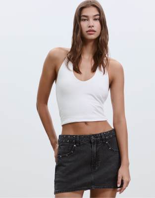 Stradivarius - D62 - Jeans-Skort in Schwarz mit verwaschenem Effekt und Nietenbesatz-Grau