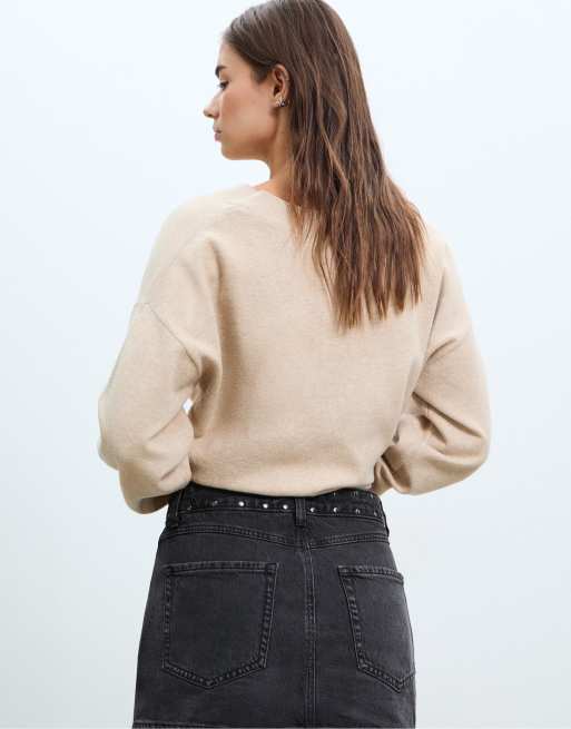 Stradivarius – D62 – Jeans-Skort in Schwarz mit verwaschenem Effekt und Nietenbesatz, 3 von 4