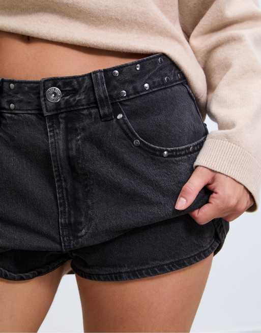 Stradivarius – D62 – Jeans-Skort in Schwarz mit verwaschenem Effekt und Nietenbesatz, 4 von 4