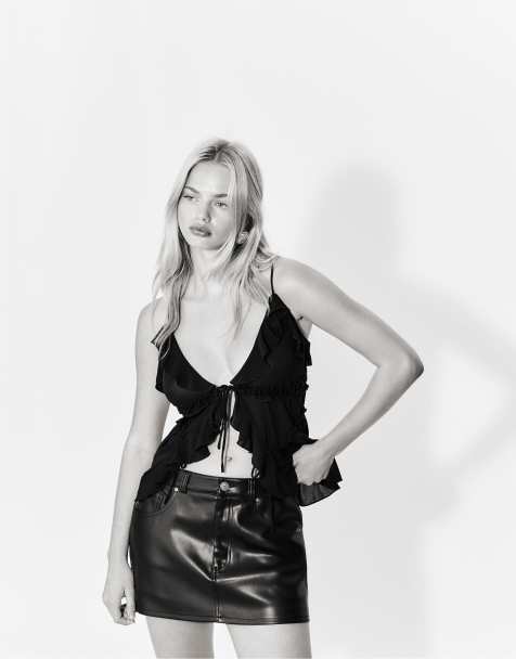 Stradivarius D62 leather effect mini skort in black