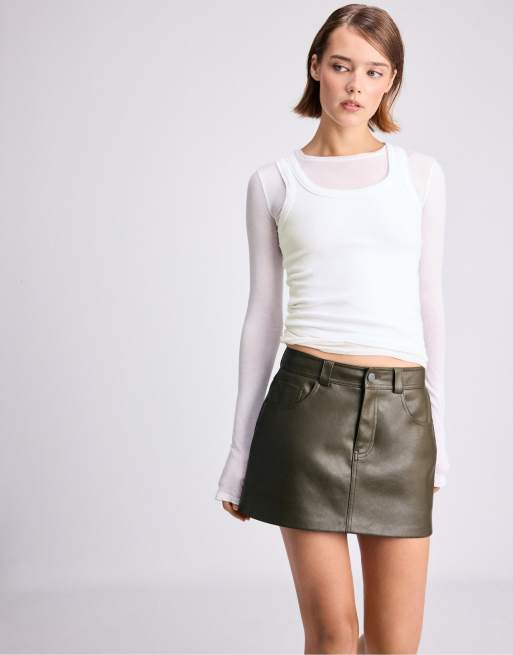 Stradivarius D62 skort i läderimitation i khaki, 2 av 7