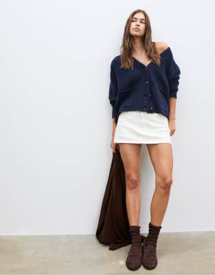 Stradivarius – D62 – Vit skort i denim — kjol med fickor från ASOS