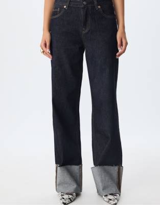 Stradivarius - D65 - Jeans in blauer Rinse-Waschung mit geradem Schnitt und Umschlagsaum