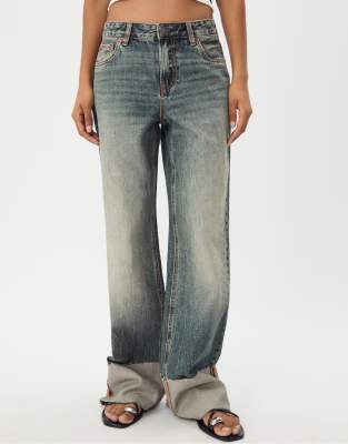 Stradivarius - D65 - Jeans in mittlerer Waschung mit geradem Schnitt und Umschlagsaum-Blau