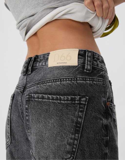 Stradivarius D66 low-waist super wide-leg jeans in black denim washed effect, 4 of 4