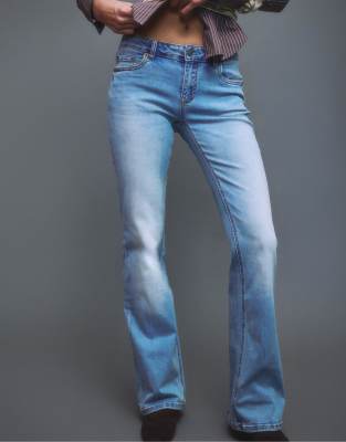 Stradivarius - D67 - Schmale Bootcut-Jeans in mittlerem Hellblau