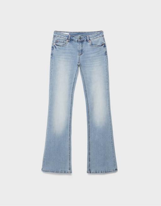 Stradivarius – D67 – Schmale Bootcut-Jeans in mittlerem Hellblau, 6 von 7