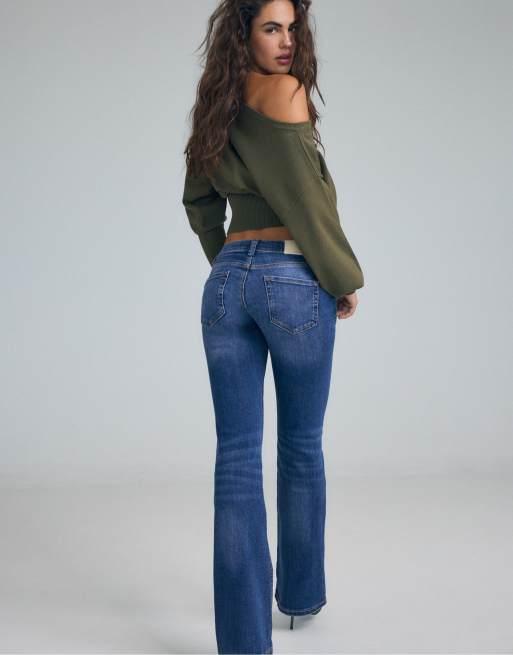 Stradivarius D67 slim fit boot-cut jeans in medium blue denim, 3 of 7
