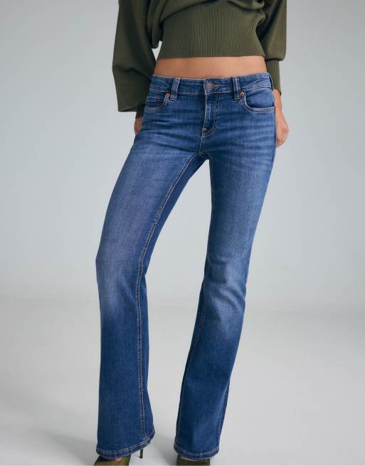 Stradivarius D67 Slim-Fit Bootcut-Jeans in mittelblauem Denim, 2 von 7