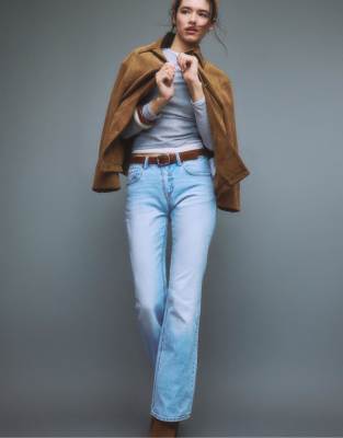 Stradivarius - D68 - Bootcut-Jeans in hellem Mittelblau mit Gürtel