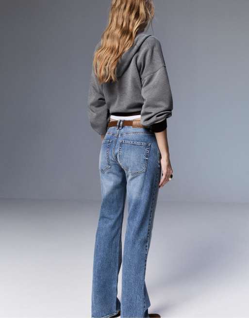 Stradivarius – D68 – Bootcut-Jeans in Mittelblau mit Gürtel, 2 von 4