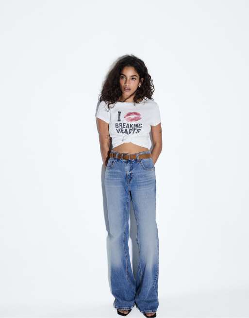 Stradivarius – D68 – Bootcut-Jeans in Mittelblau mit Gürtel, 5 von 7