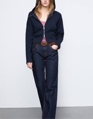 Stradivarius - D68 - Bootcut-Jeans in überfärbtem Jeansblau mit Gürtel