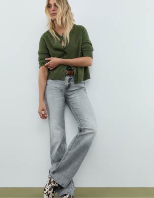 Stradivarius - D68 - Bootcut-Jeans in verwaschenem Hellgrau mit Gürtel