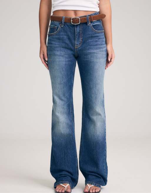 Stradivarius D68 Bootcut-Jeans mit Gürtel in heller Denim-Waschung, 2 von 7