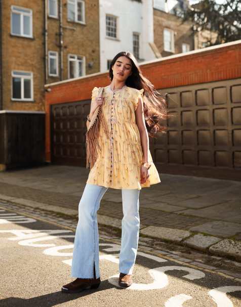 Stradivarius – D74 – Ausgestellte Jeans in heller Waschung mit Schlitz - view 1