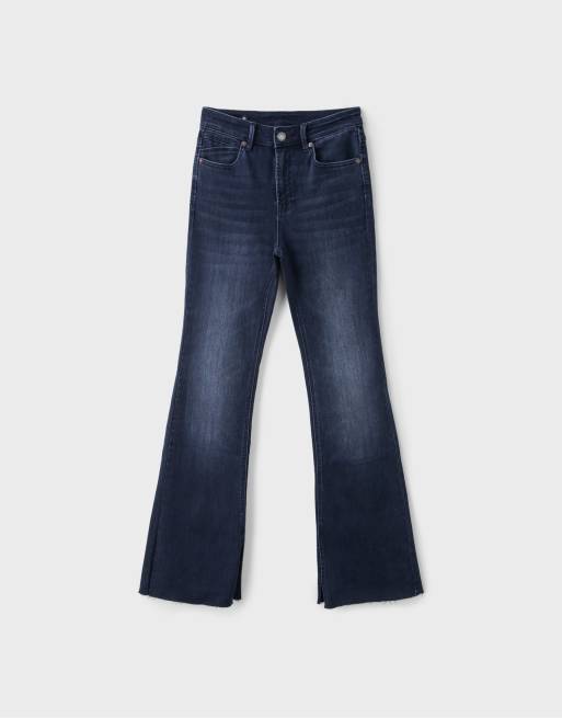 Stradivarius D74 Flared-Jeans mit Schlitz in Dunkelblau, 6 von 7