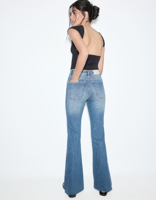 Stradivarius - D74 - Jeans elasticizzati con spacco e fondo a zampa color candeggiato chiaro, 3 di 4