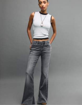 Stradivarius - D74 - Jeans in grauer Denim-Waschung mit weit ausgestelltem Bein und Saumschlitz