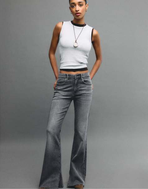 Stradivarius – D74 – Jeans in grauer Denim-Waschung mit weit ausgestelltem Bein und Saumschlitz - view 1