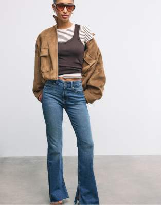 Stradivarius - D74 - Jeans in mittlerem Hellblau mit ausgestelltem Beinschnitt und Saumschlitz