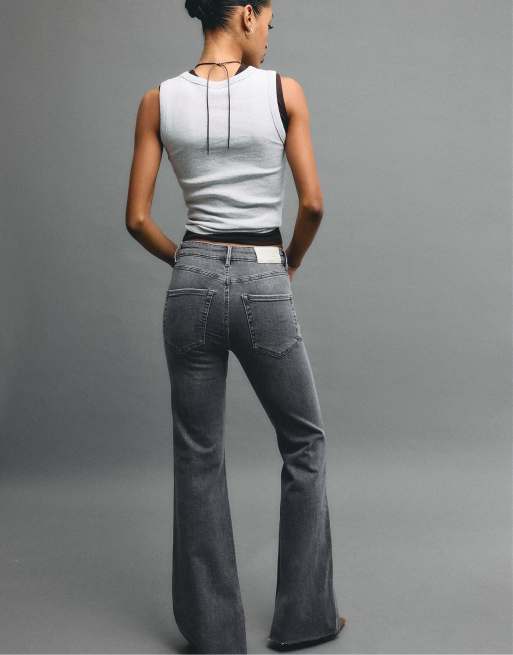 Stradivarius - D74 - Jeans met uitlopende pijpen en split in grijze denim wassing, 3 van 4
