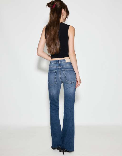 Stradivarius D74 jeans svasati con spacco in denim azzurro medio chiaro, 3 di 7