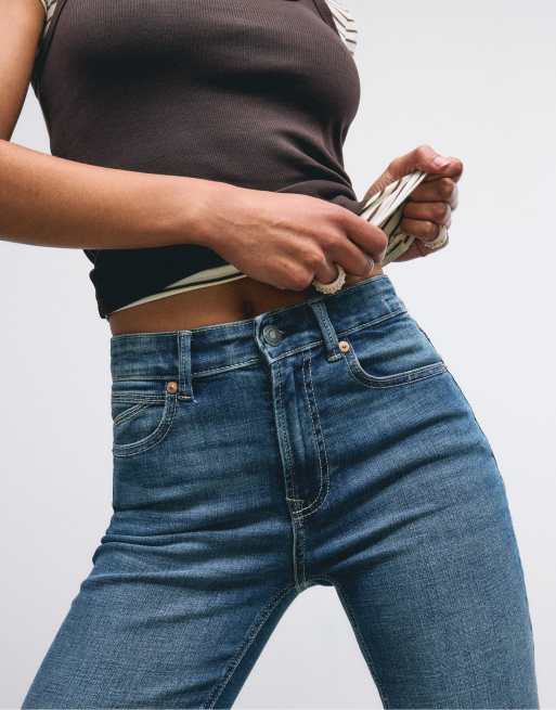Stradivarius – D74 – Mellanblå jeans med klockade benslut och slits, 2 av 4