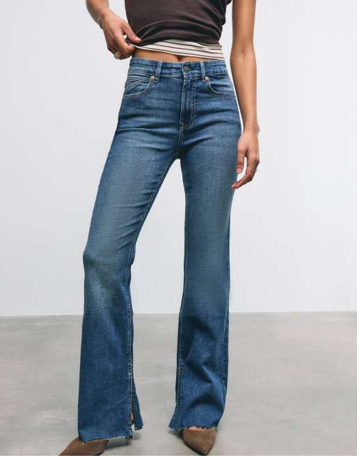 Stradivarius – D74 – Mellanblå jeans med klockade benslut och slits, 3 av 4