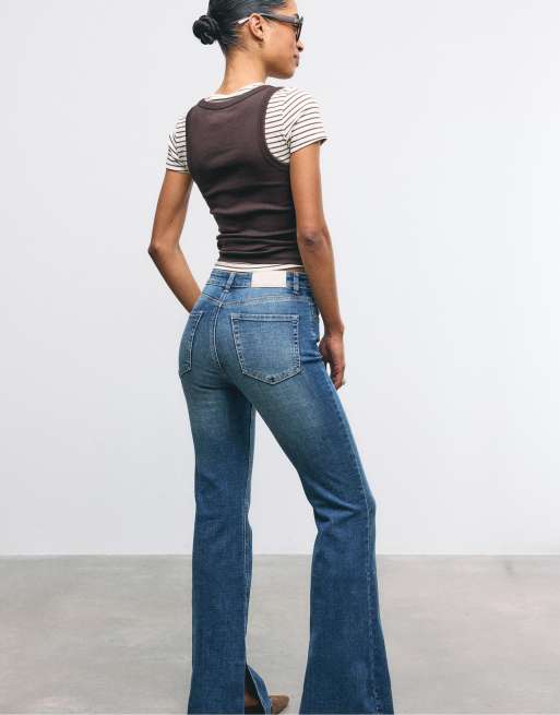 Stradivarius – D74 – Mellanblå jeans med klockade benslut och slits, 4 av 4