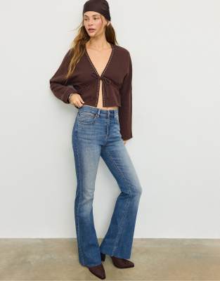 Stradivarius - D74 - Schmal geschnittene Stretch-Jeans in heller Bleach-Waschung mit weitem Bein-Blau